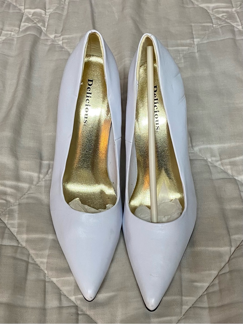 Brand New - Delicious White Pointed Pumps with Gold Insole